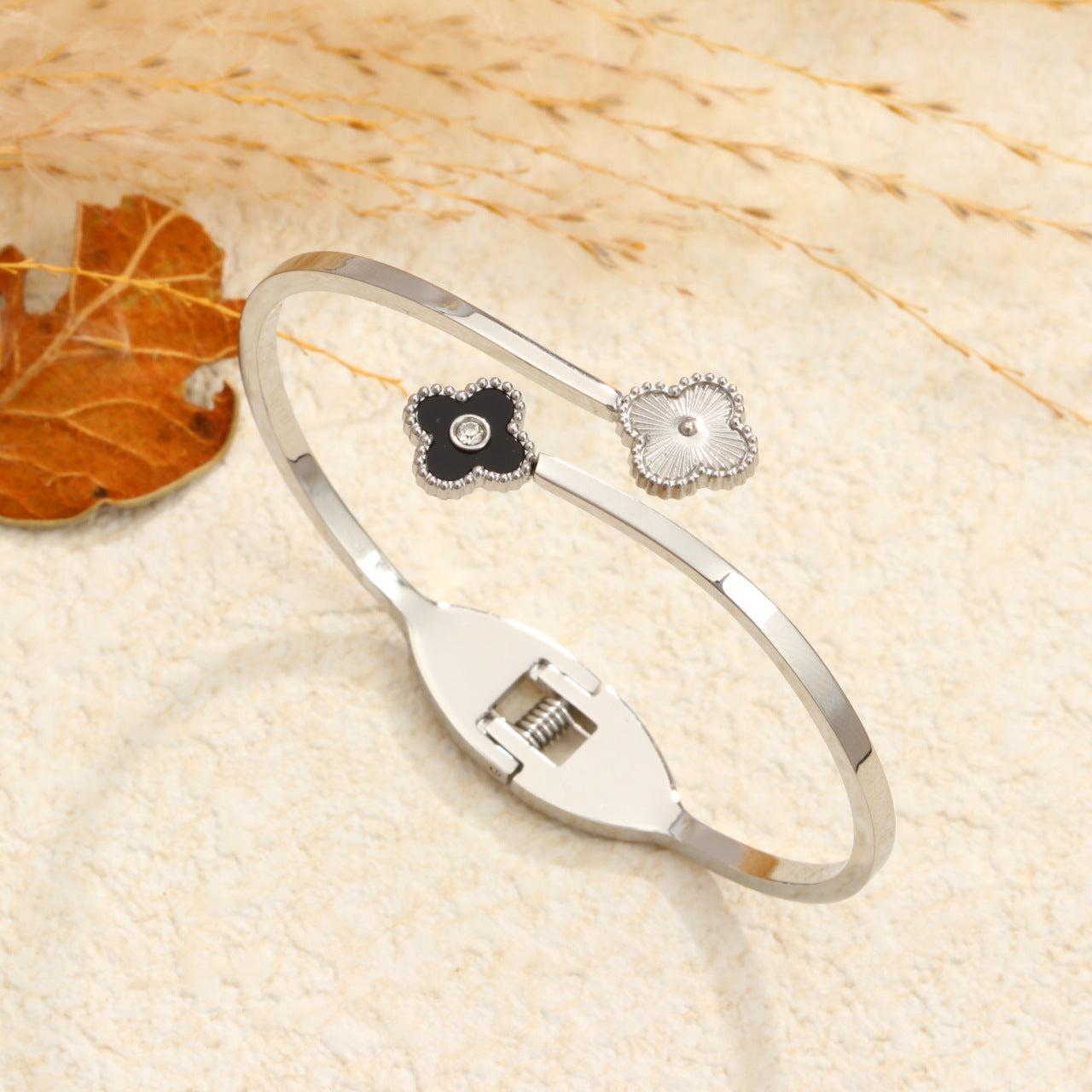 CSZ explosive titanium steel four-leaf clover spring opening bracelet fashionable versatile inlaid fritillary bracelet stainless steel bracelet