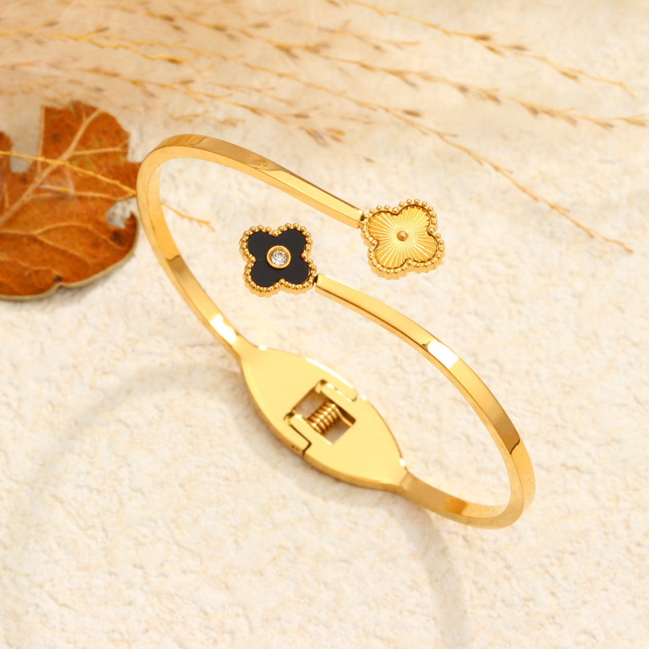 CSZ explosive titanium steel four-leaf clover spring opening bracelet fashionable versatile inlaid fritillary bracelet stainless steel bracelet