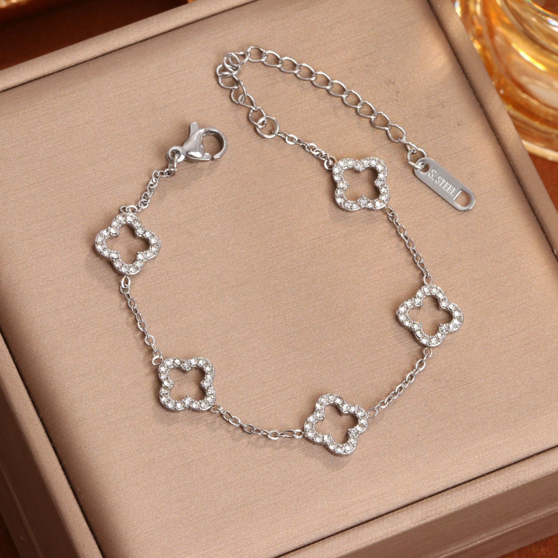 CSL new hollow four-leaf flower with diamonds four-leaf clover bracelet women's European and American fashion hot-selling women's jewelry