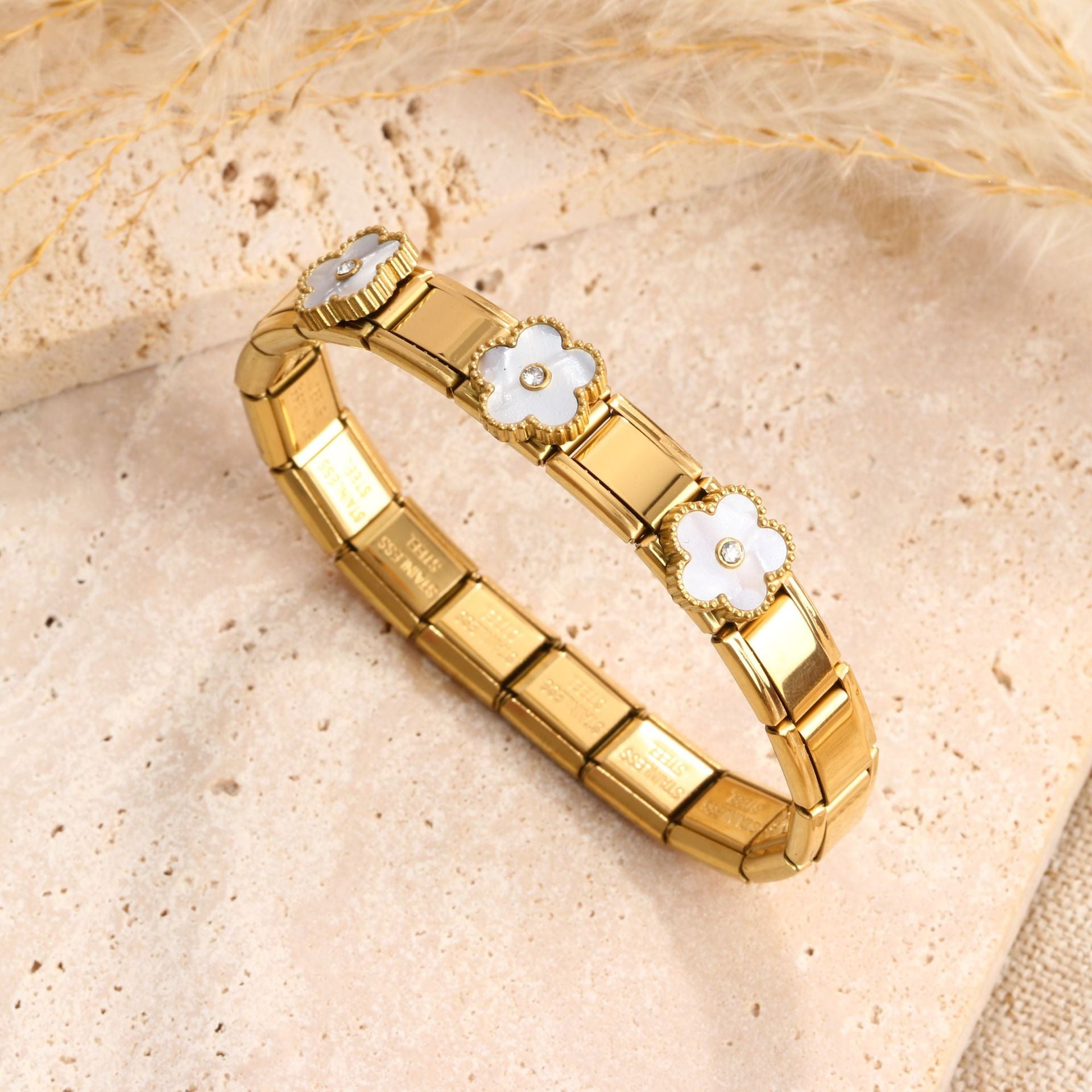 CSZ fashion flower stainless steel bracelet female three-dimensional fritillary four-leaf clover titanium steel bracelet
